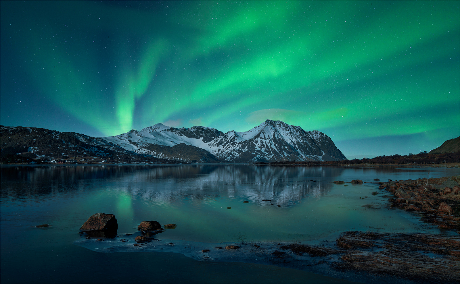 Aurora Over Lofoten — Score: 18 pts